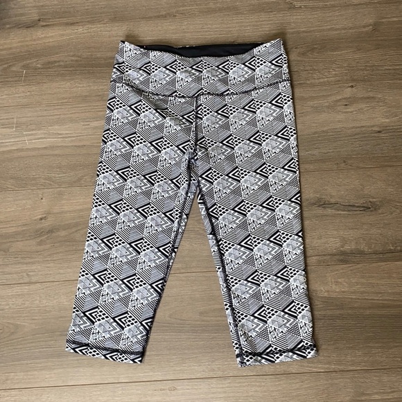 Victoria’s Secret Sport Knockout Crop Leggings M Domino Effect Timeless Classic - Picture 1 of 8